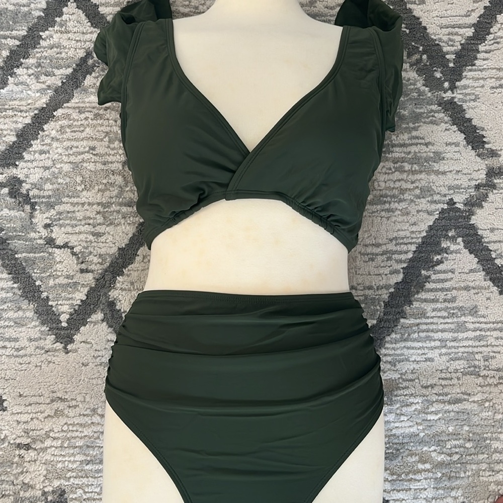💚 Women’s two piece olive 🫒 green bathing suit Large